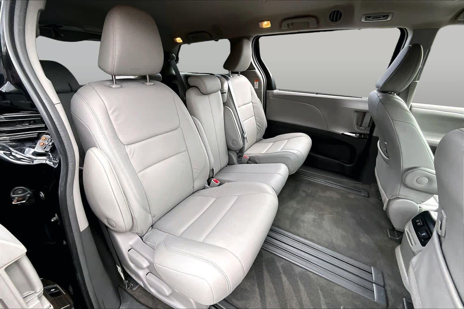 Used 2018 Toyota Sienna XLE w/ XLE Navigation Package FWD image 18