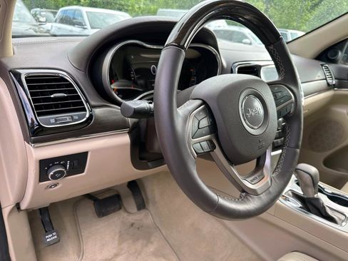 Used 2020 Jeep Grand Cherokee Overland AWD/4WD image 7