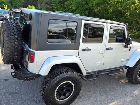 Used 2010 Jeep Wrangler Unlimited Sahara w/ Dual Top Group AWD/4WD image 18