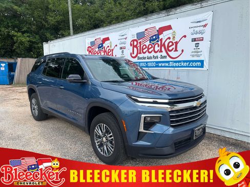 Used 2025 Chevrolet Traverse LT w/ Driver Confidence Package FWD image 1