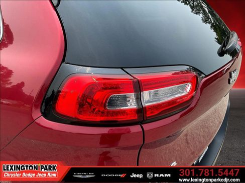 Used 2017 Jeep Cherokee Latitude w/ Comfort/Convenience Group AWD/4WD image 22