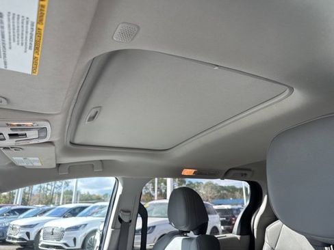 Used 2024 Toyota Sienna XLE image 9