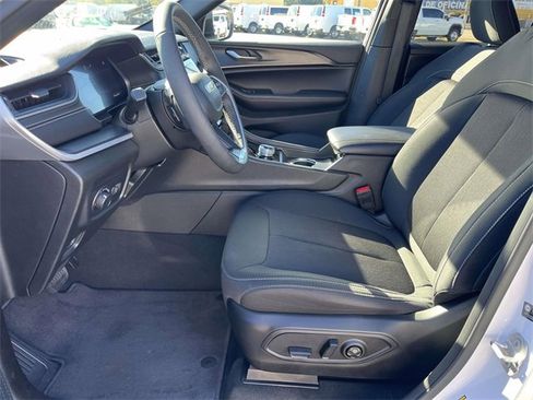 Used 2025 Jeep Grand Cherokee Laredo X image 15