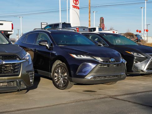 Used 2021 Toyota Venza Limited image 2