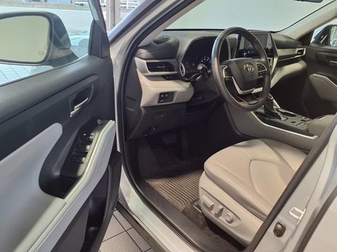 Used 2024 Toyota Highlander XLE AWD/4WD image 6