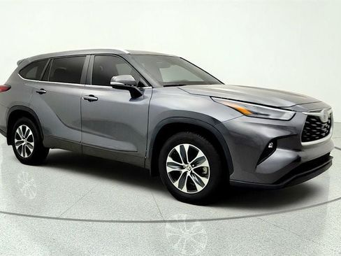 Used 2024 Toyota Highlander XLE AWD/4WD image 3