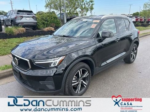Used 2023 Volvo XC40 B5 Core AWD/4WD image 1