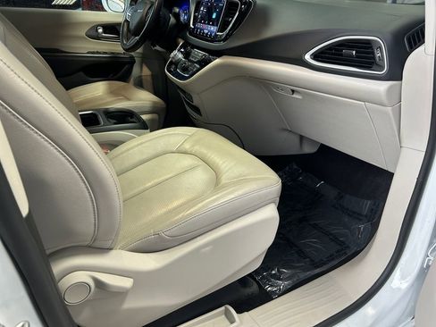 Used 2021 Chrysler Pacifica Touring-L image 26