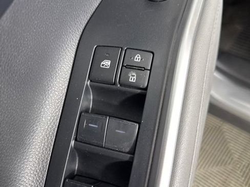 Used 2023 Toyota Highlander XLE AWD/4WD image 25