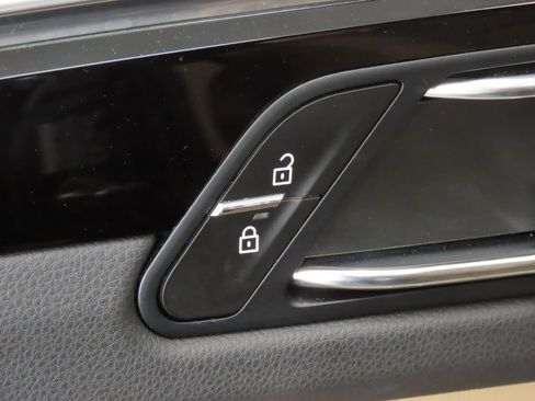 Certified 2024 Porsche Macan AWD/4WD image 36