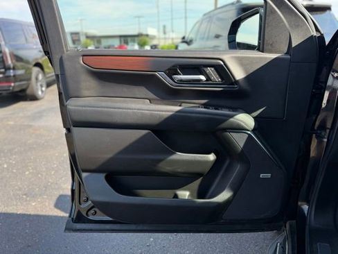 Used 2025 GMC Yukon XL Denali AWD/4WD image 12