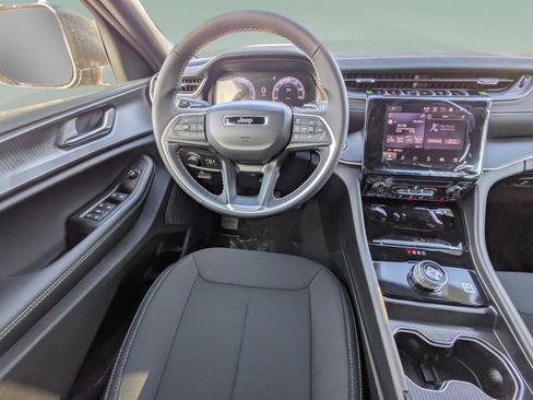 New 2025 Jeep Grand Cherokee L Laredo image 17