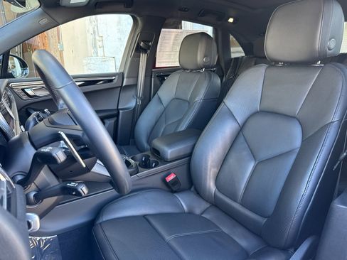 Certified 2025 Porsche Macan image 5