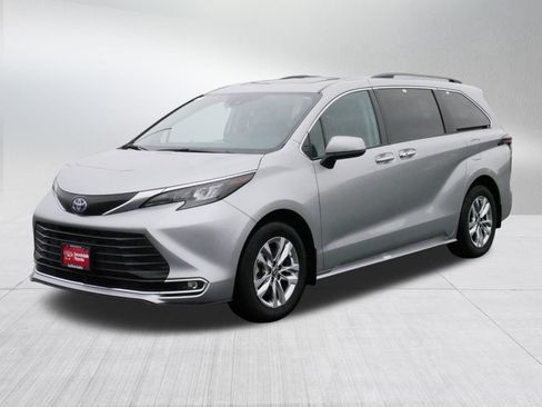 New 2024 Toyota Sienna XLE image 3