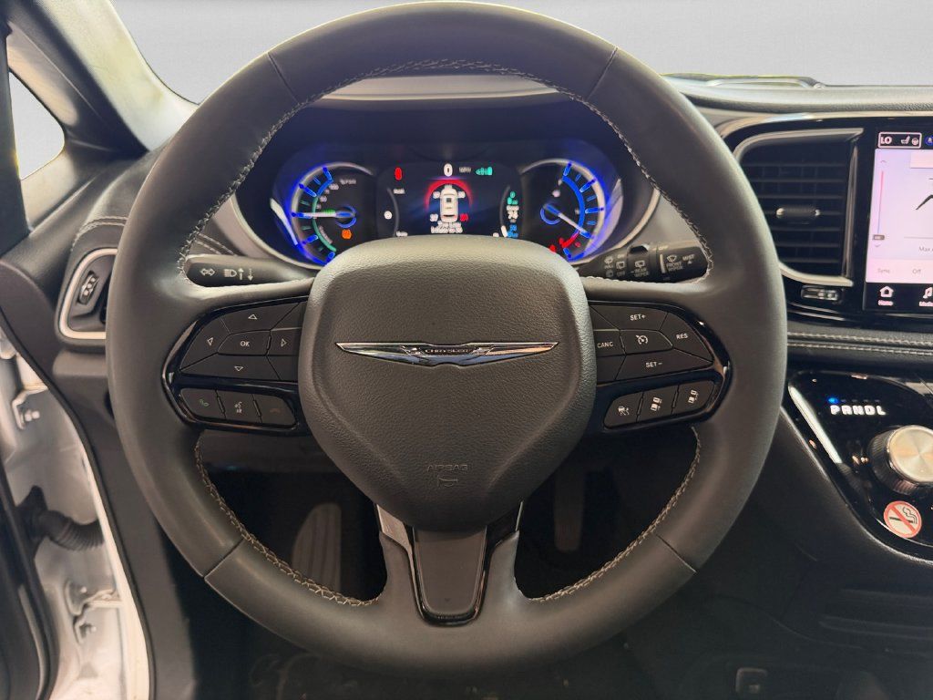 Used 2024 Chrysler Pacifica Limited FWD image 12