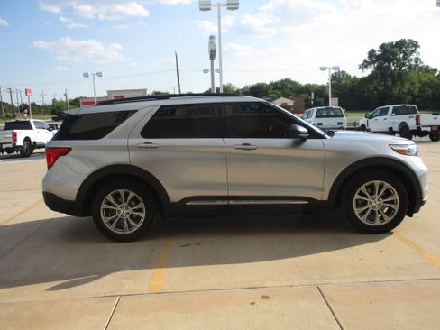 Used 2020 Ford Explorer XLT w/ Equipment Group 202A image 9