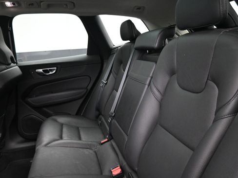 Used 2021 Volvo XC60 T5 Momentum w/ Premium Package image 17