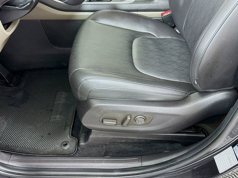 Used 2025 Kia Carnival FWD image 20