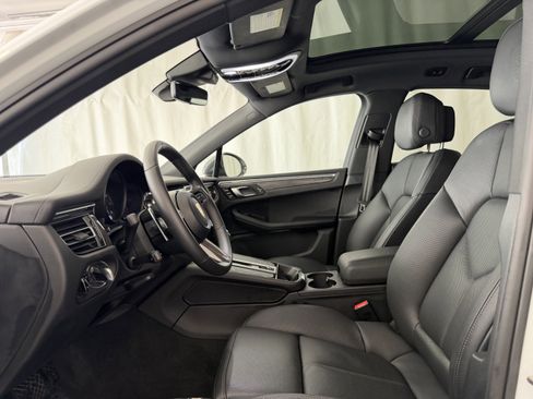 Certified 2025 Porsche Macan image 5
