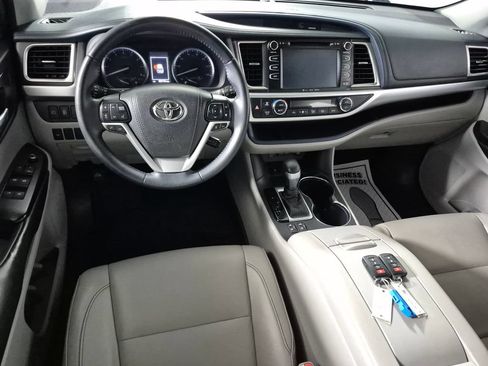 Used 2018 Toyota Highlander XLE AWD/4WD image 10