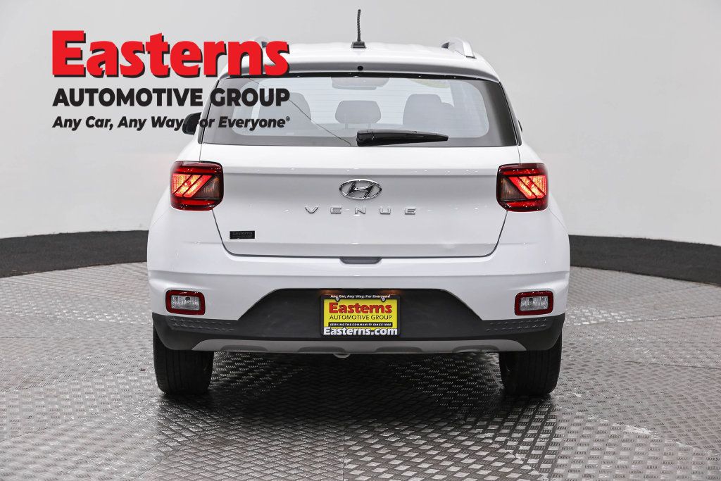 Used 2025 Hyundai Venue SEL FWD image 8