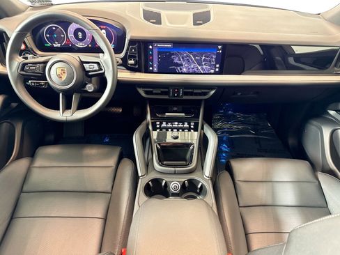Used 2025 Porsche Cayenne image 20