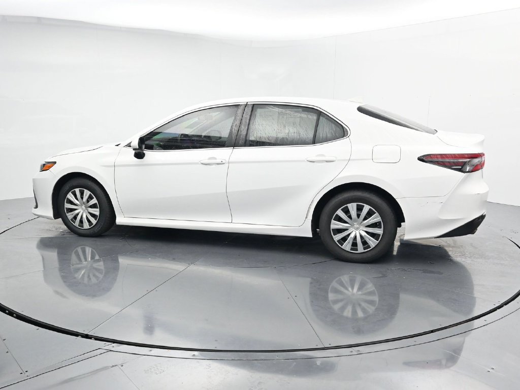 Used 2022 Toyota Camry LE FWD image 5