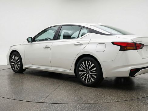 Used 2025 Nissan Altima 2.5 SV FWD image 6