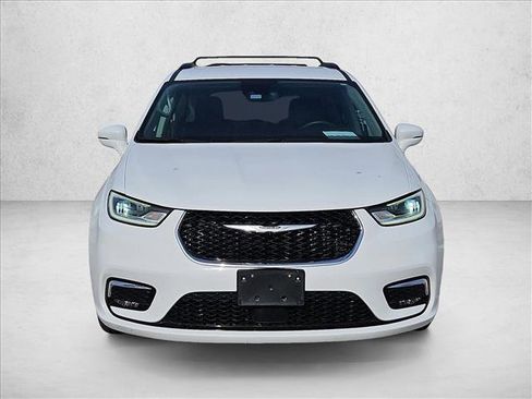 Used 2022 Chrysler Pacifica Touring-L FWD image 2