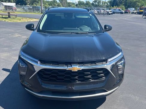 Used 2025 Chevrolet Trax LT w/ LT Convenience Package FWD image 2