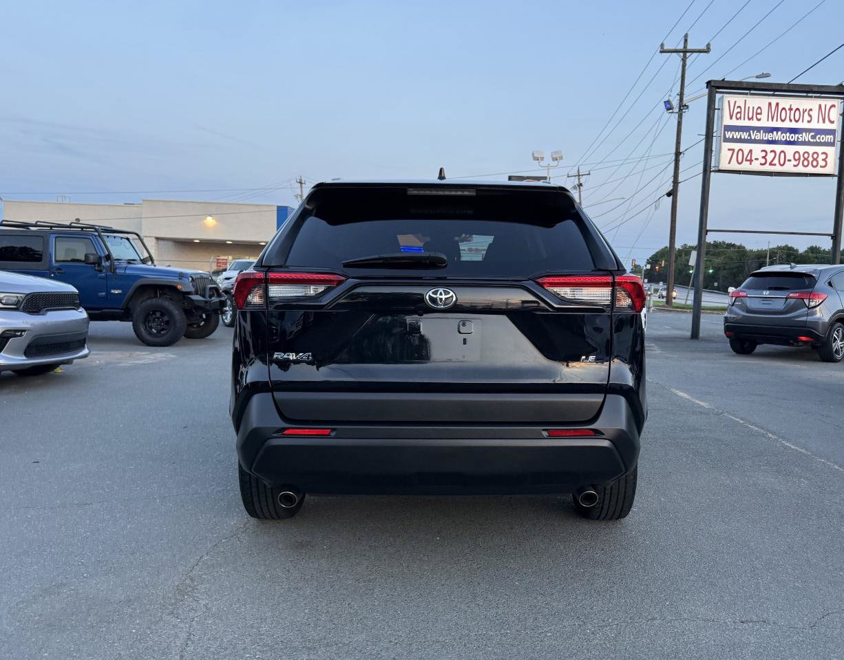 Used 2021 Toyota RAV4 LE FWD image 5