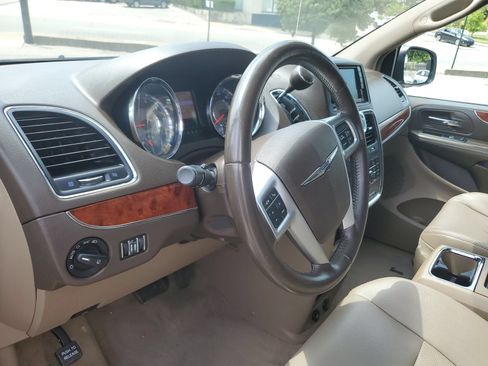 Used 2012 Chrysler Town & Country Touring w/ Entertainment Group #1 FWD image 17