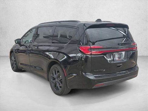 Used 2022 Chrysler Pacifica Touring-L w/ Uconnect Theater Family Group FWD image 7