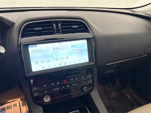 Used 2018 Jaguar F-PACE Prestige image 33