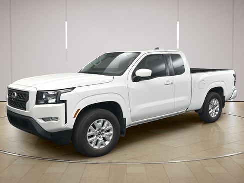 Certified 2024 Nissan Frontier SV w/ SV Convenience Package RWD image 3