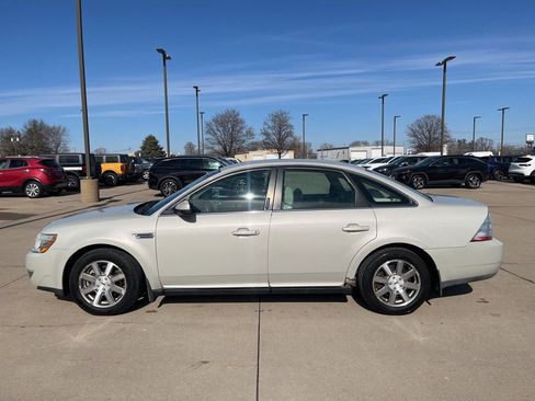 Used 2008 Ford Taurus SEL image 2