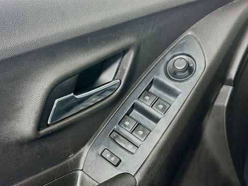 Used 2018 Chevrolet Trax LT w/ LT Convenience Package image 18