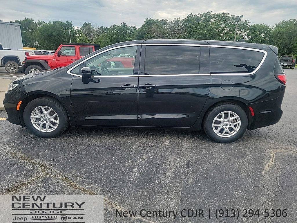 Used 2023 Chrysler Pacifica Touring-L FWD image 2