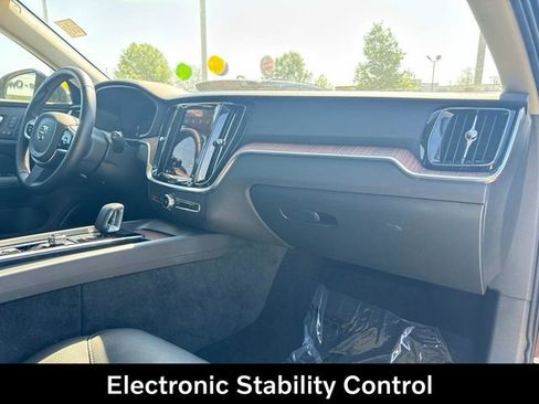 Used 2025 Volvo V60 B5 Cross Country Plus image 19