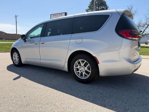 Used 2024 Chrysler Pacifica Touring-L FWD image 11