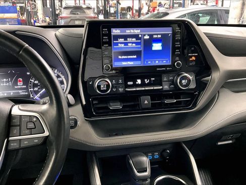 Certified 2022 Toyota Highlander XLE image 6