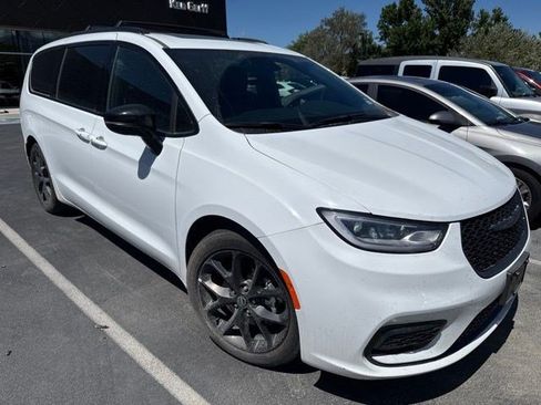 Used 2025 Chrysler Pacifica Limited FWD image 2