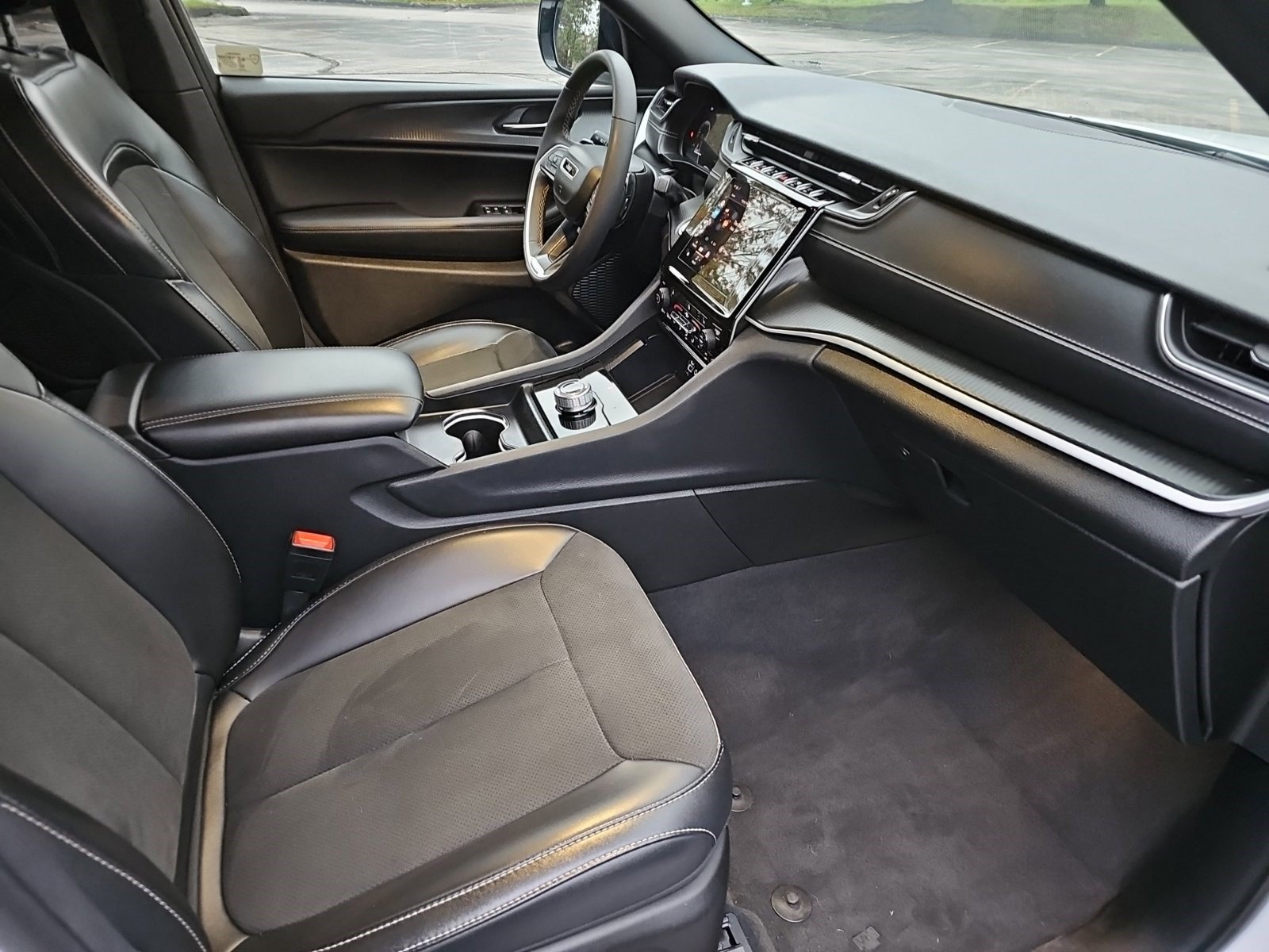Used 2025 Jeep Grand Cherokee Altitude AWD/4WD image 8