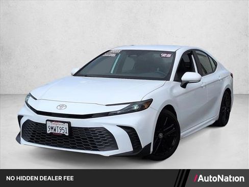 Used 2025 Toyota Camry SE FWD image 1