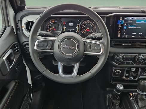 Used 2025 Jeep Wrangler Unlimited Sahara AWD/4WD image 19