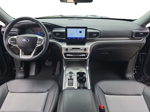 Used 2022 Ford Explorer XLT w/ Equipment Group 202A image 9