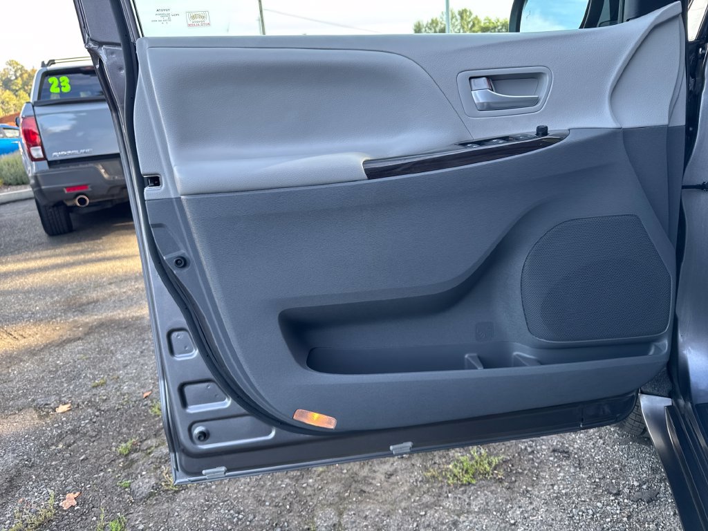 Used 2017 Toyota Sienna XLE w/ XLE Navigation Package AWD/4WD image 12