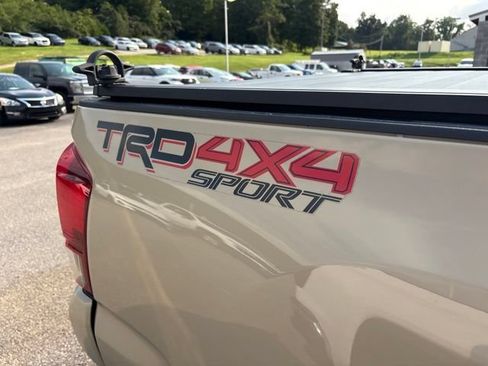 Used 2019 Toyota Tacoma TRD Sport AWD/4WD image 4