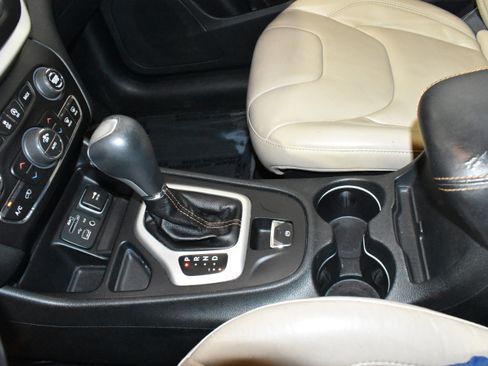 Used 2015 Jeep Cherokee Limited image 22