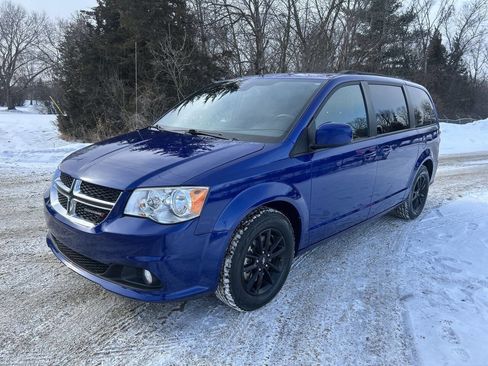 Used 2020 Dodge Grand Caravan SE image 1